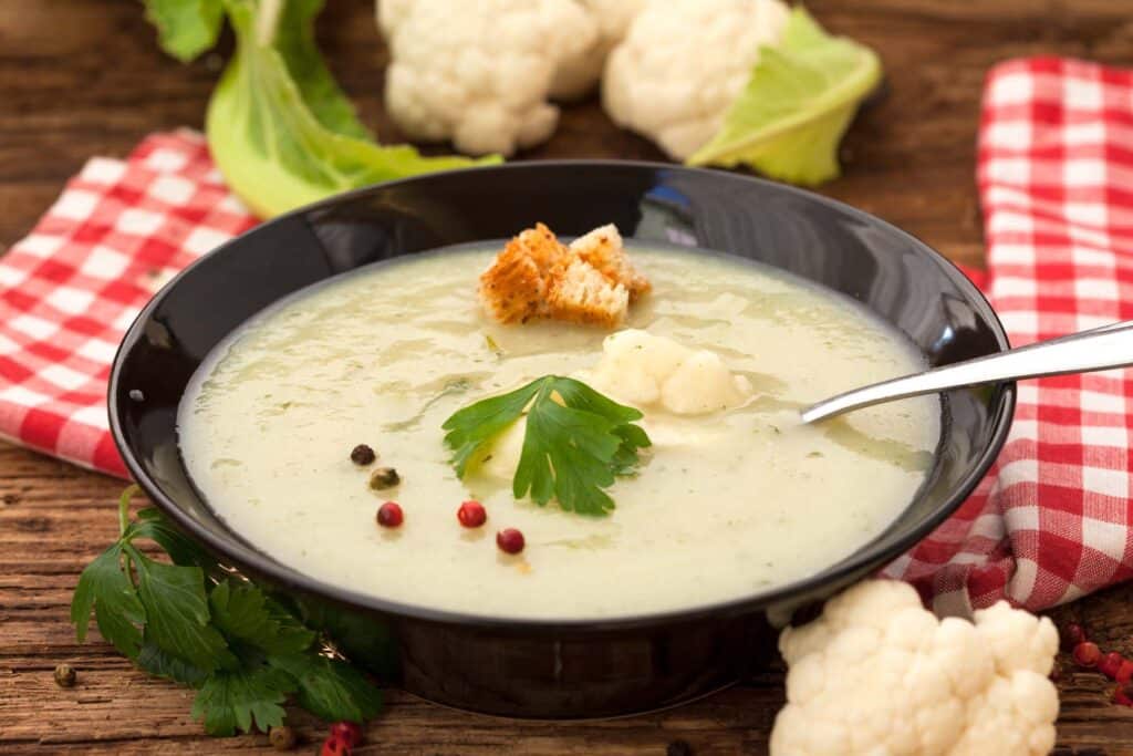 Bärlauch-Blumenkohl-Suppe mit geröstetem Brot und Crème fraîche