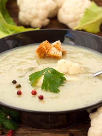 Bärlauch-Blumenkohl-Suppe mit geröstetem Brot und Crème fraîche