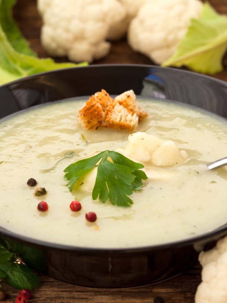 Bärlauch-Blumenkohl-Suppe mit geröstetem Brot und Crème fraîche