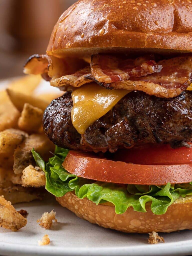 Bärlauch-Cheeseburger mit karamellisierten Zwiebeln und Aioli-Sauce