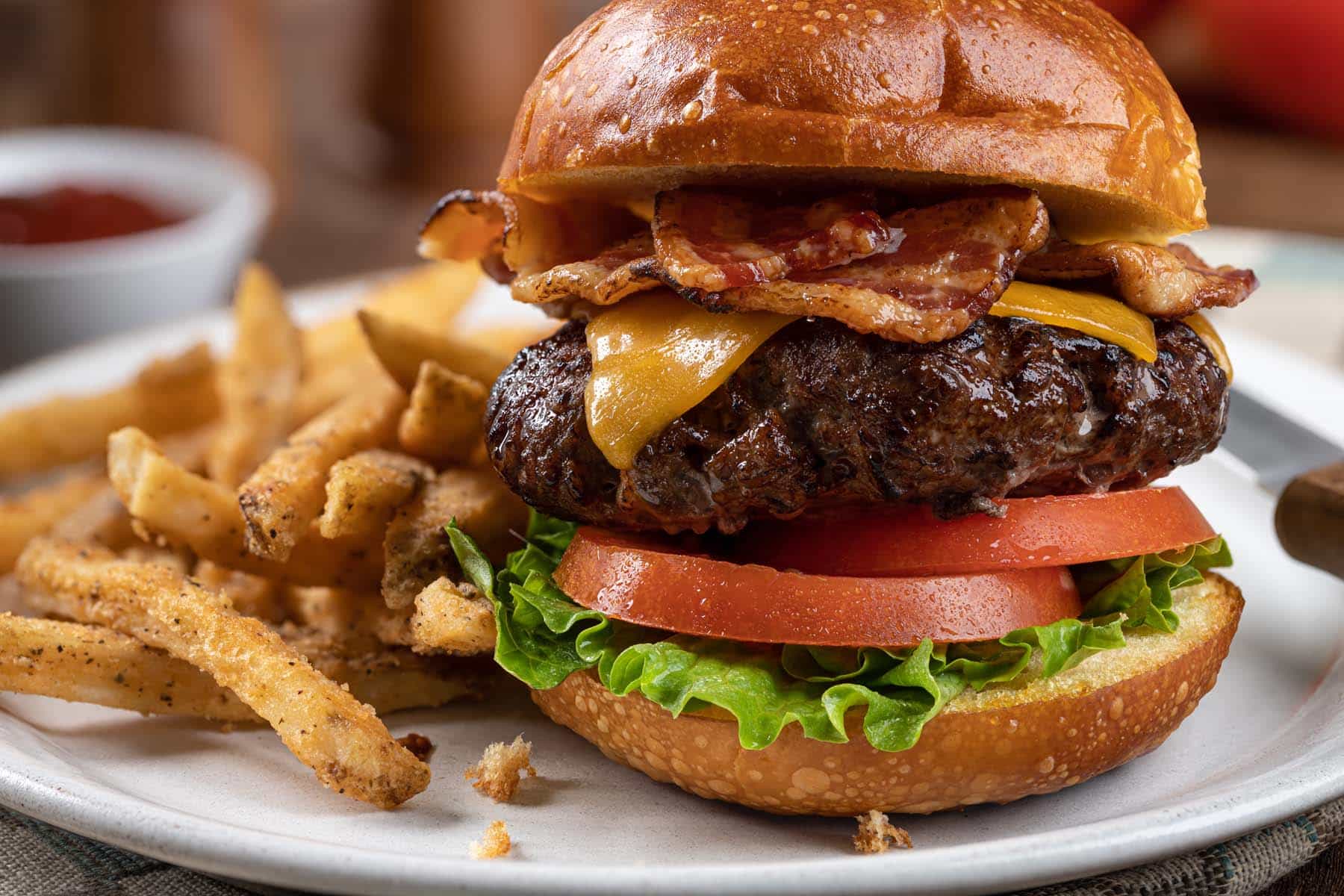 Bärlauch-Cheeseburger mit karamellisierten Zwiebeln und Aioli-Sauce