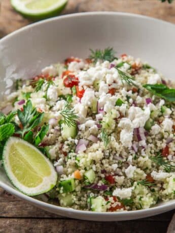 Bärlauch-Couscous-Salat mit Paprika und Feta