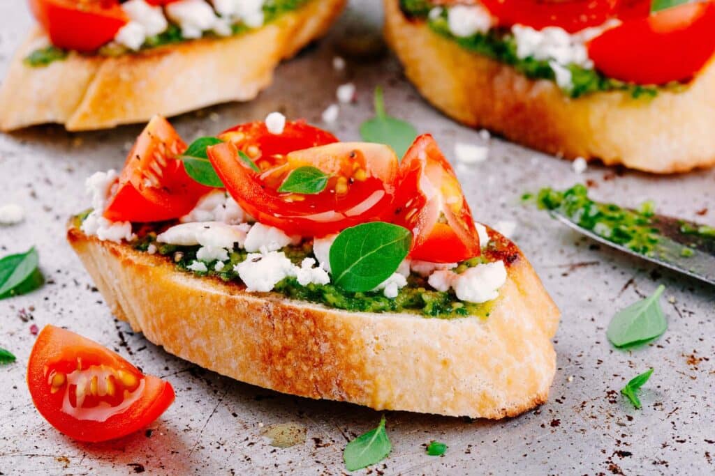 Bärlauch-Crostini mit Ricotta, Tomaten und Pinienkernen