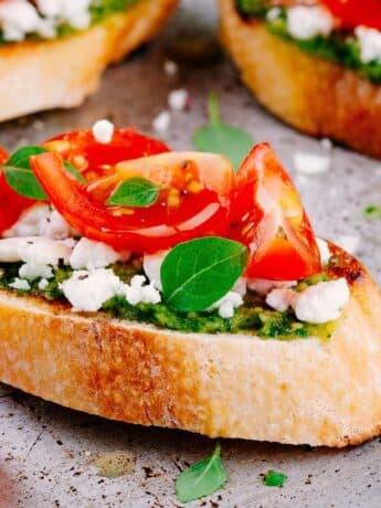 Bärlauch-Crostini mit Ricotta, Tomaten und Pinienkernen