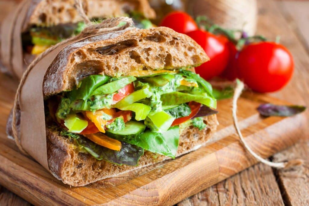 Bärlauch-Frischkäse-Sandwich mit gegrilltem Gemüse und Oliven