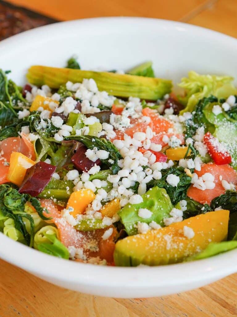 Bärlauch-Hirse-Salat mit geröstetem Gemüse und Feta