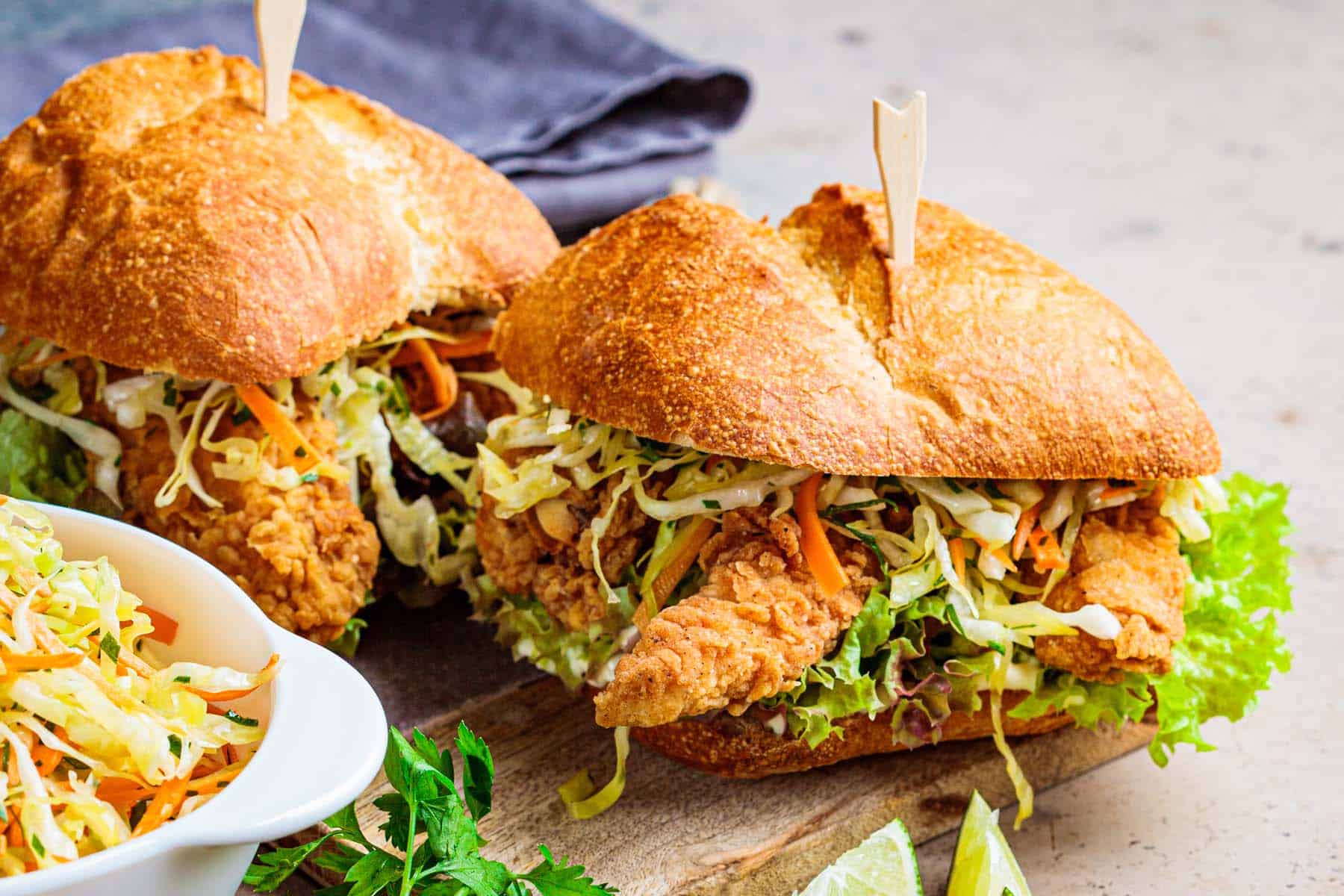 Bärlauch-Hühnchen-Burger mit Avocado und Zitronen-Knoblauch-Mayonnaise