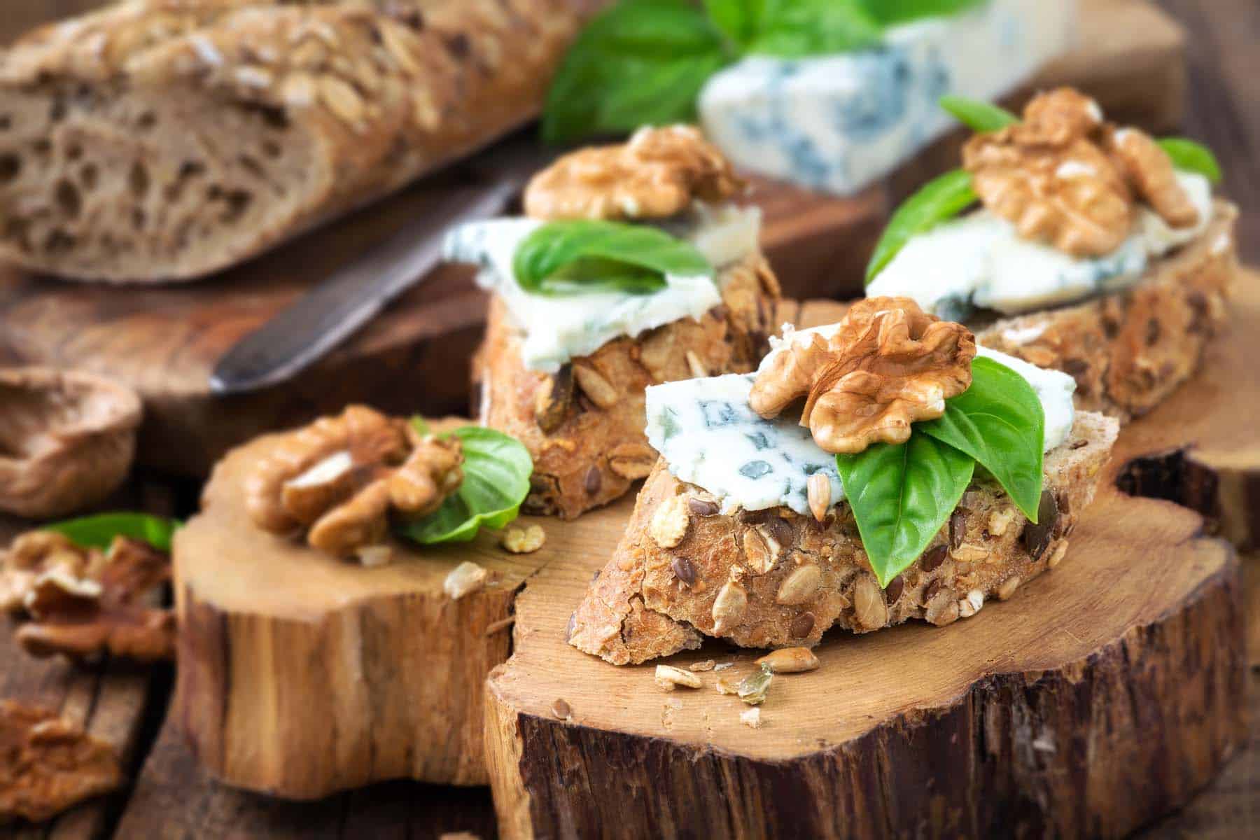 Bärlauch-Käse-Crostini mit geröstetem Knoblauch und Olivenöl