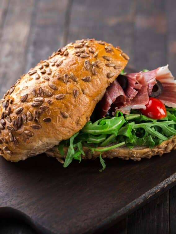 Bärlauch-Käse-Sandwich mit Rucola und Tomaten | Waldmahl.de