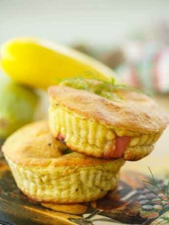 Bärlauch-Käse-Scones mit Honigbutter und geräuchertem Schinken