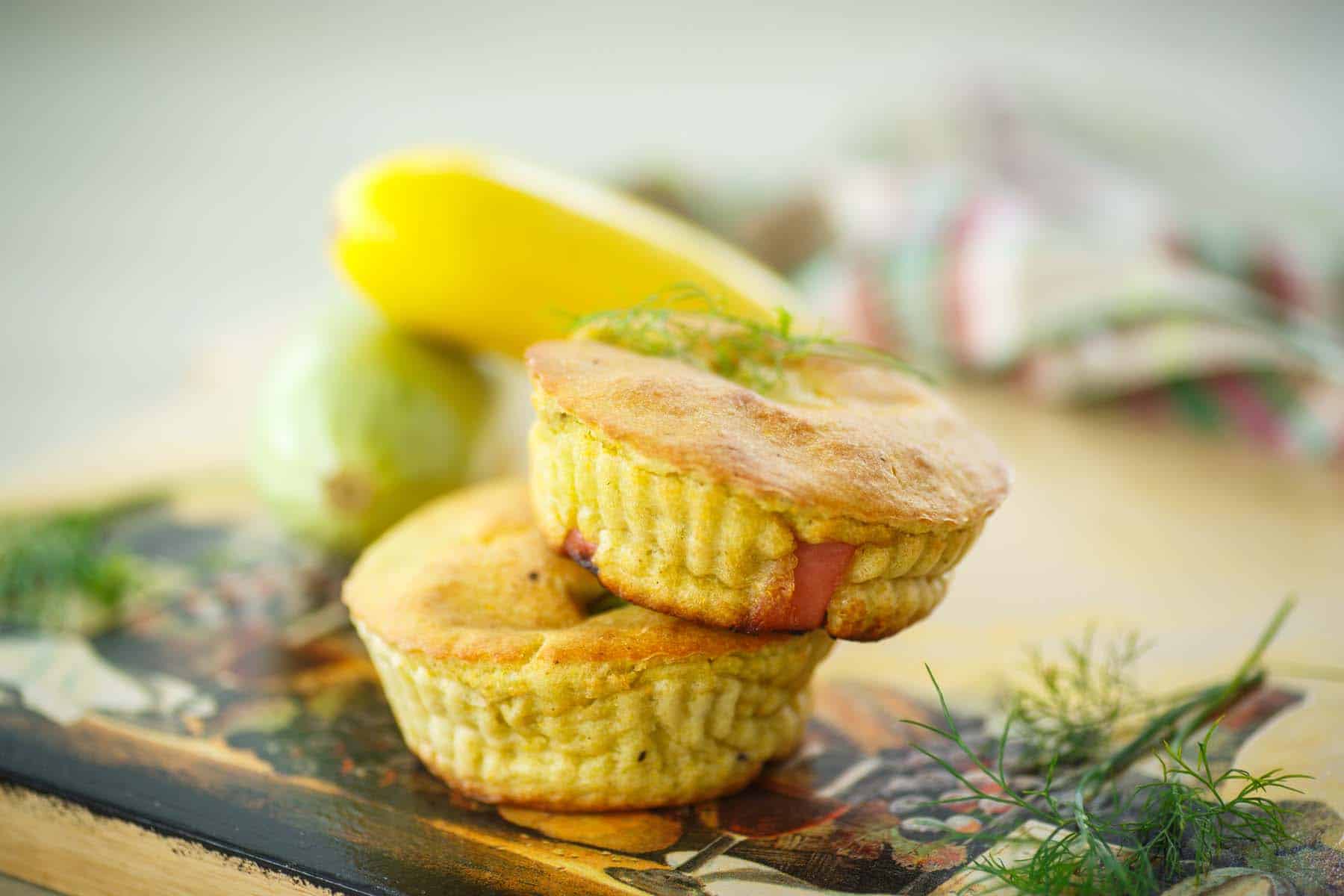 Bärlauch-Käse-Scones mit Honigbutter und geräuchertem Schinken