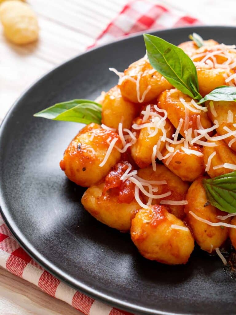 Bärlauch-Kartoffel-Gnocchi mit Tomaten-Butter-Sauce und Basilikum