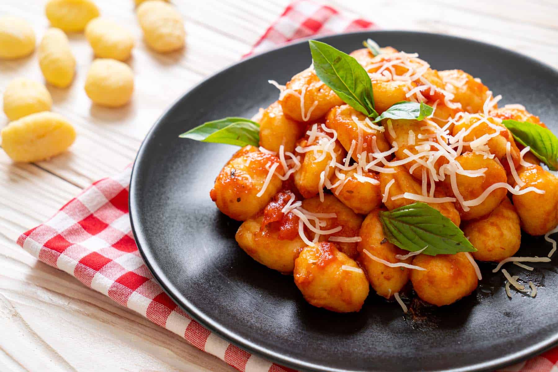 Bärlauch-Kartoffel-Gnocchi mit Tomaten-Butter-Sauce und Basilikum