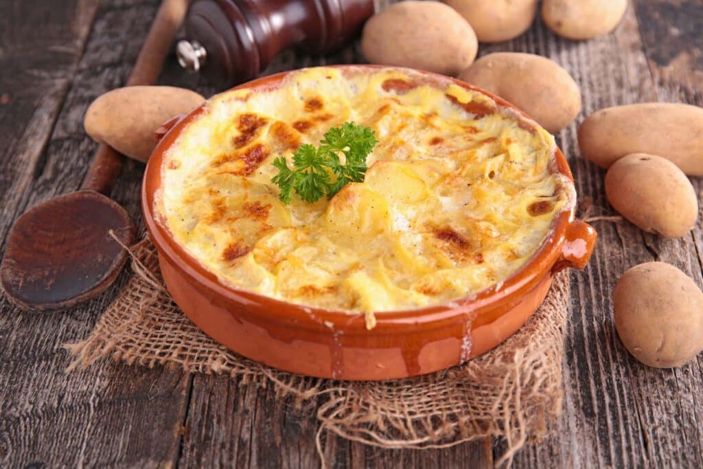 Bärlauch-Kartoffel-Gratin mit Gruyere und knusprigem Schinken