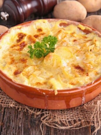 Bärlauch-Kartoffel-Gratin mit Gruyere und knusprigem Schinken