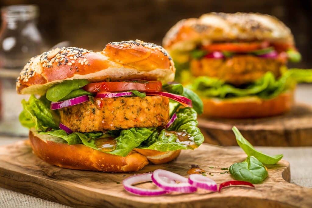 Bärlauch-Kichererbsen-Burger mit Tahini-Dip