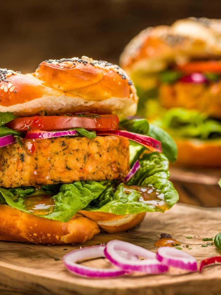 Bärlauch-Kichererbsen-Burger mit Tahini-Dip