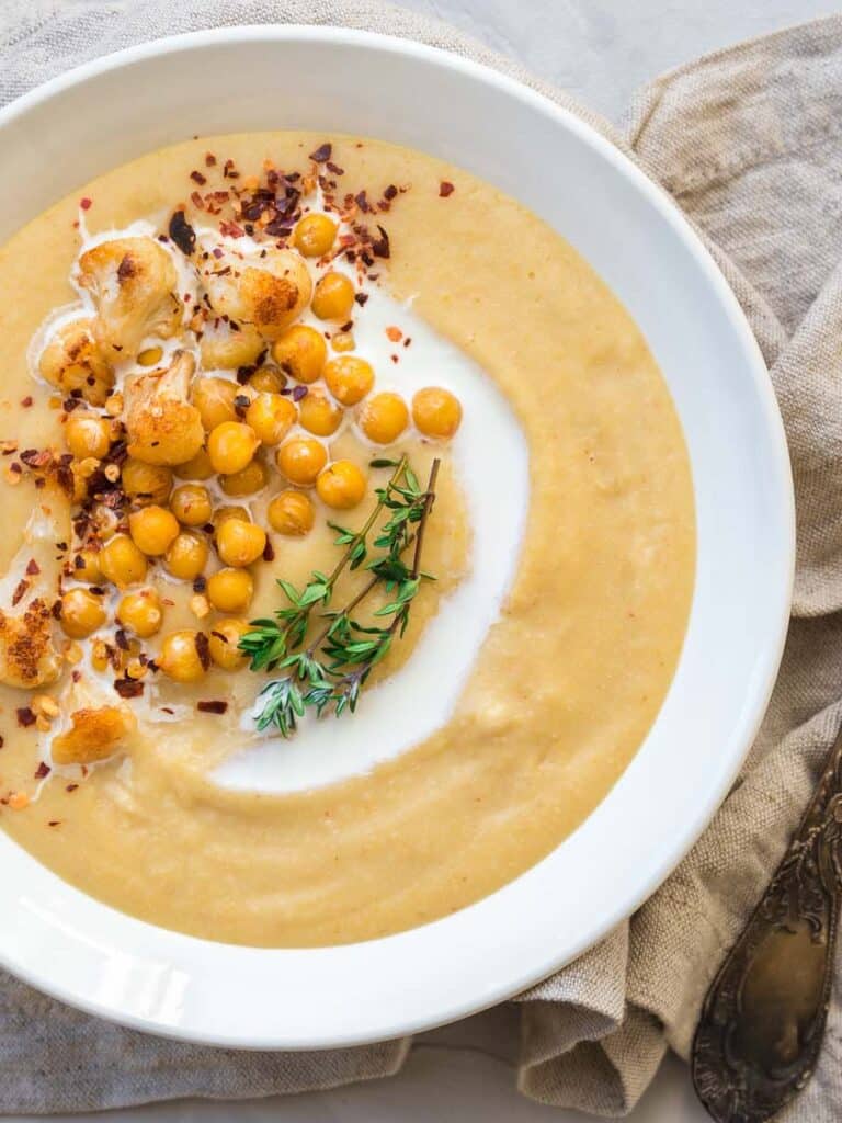 Bärlauch-Kichererbsen-Suppe mit gerösteten Kichererbsen und Joghurt-Topping