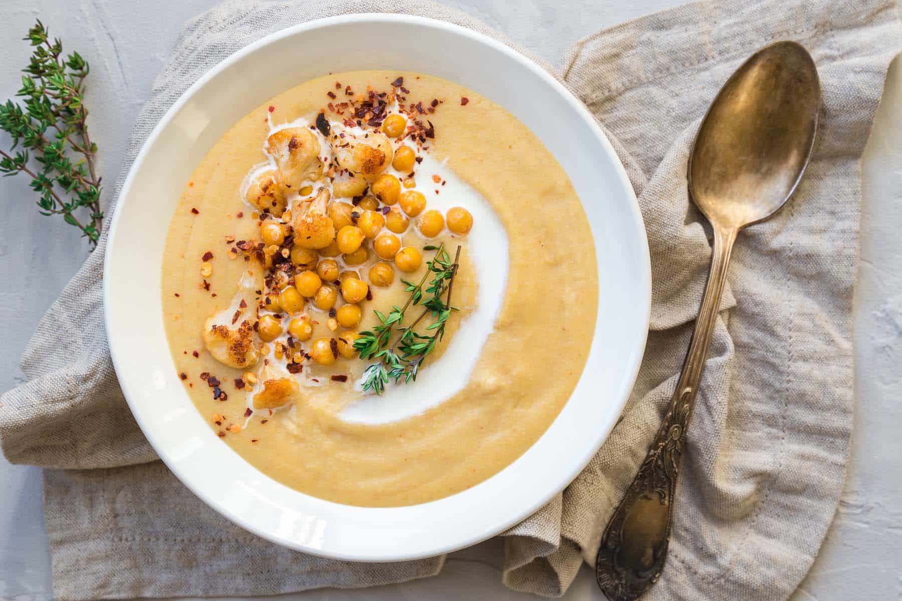 Bärlauch-Kichererbsen-Suppe mit gerösteten Kichererbsen und Joghurt-Topping