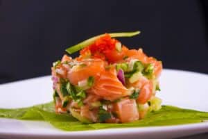 Bärlauch-Lachs-Ceviche mit Limetten, roten Zwiebeln und Koriander