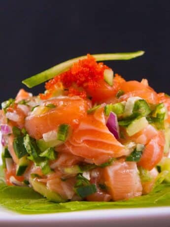 Bärlauch-Lachs-Ceviche mit Limetten, roten Zwiebeln und Koriander