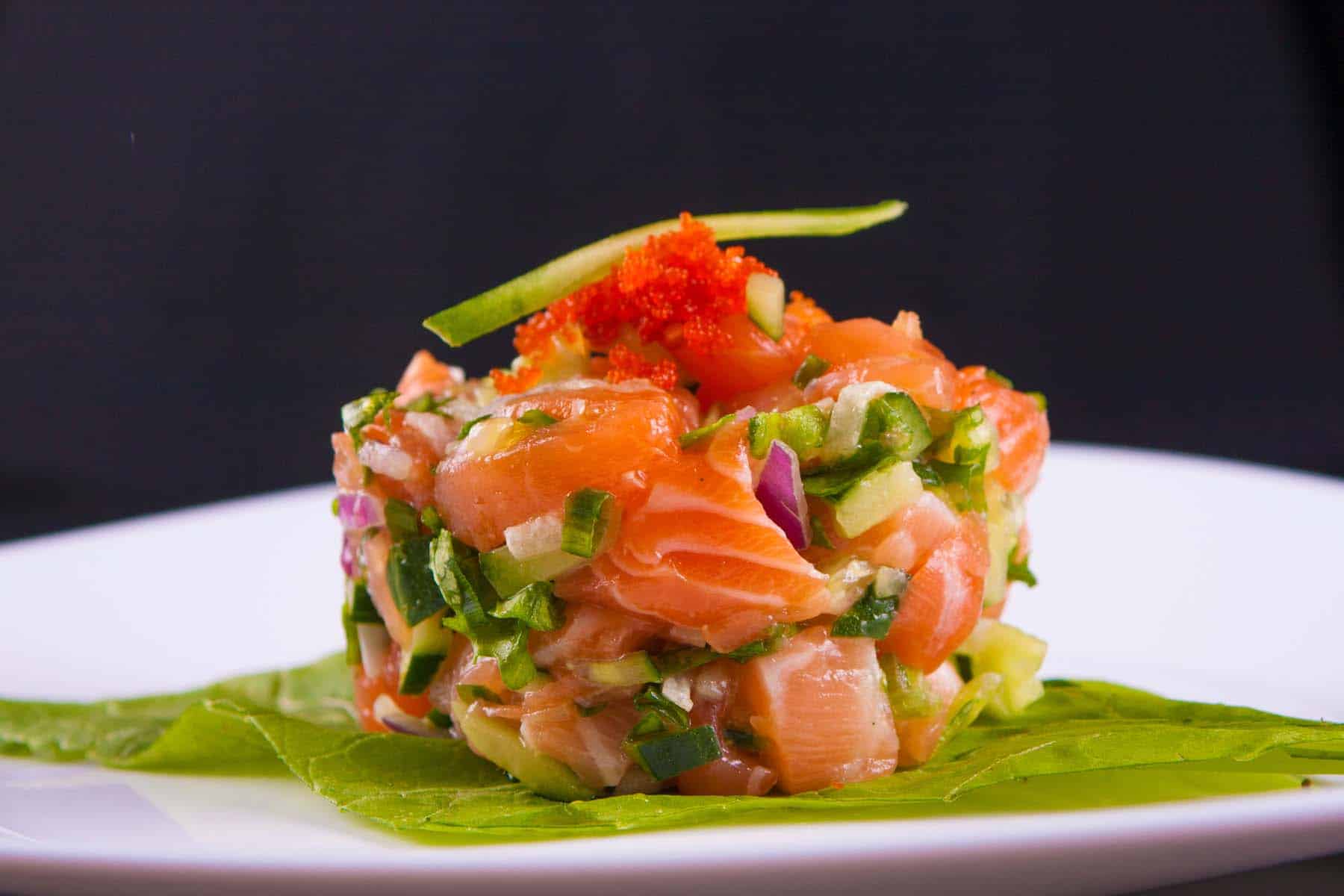 Bärlauch-Lachs-Ceviche mit Limetten, roten Zwiebeln und Koriander