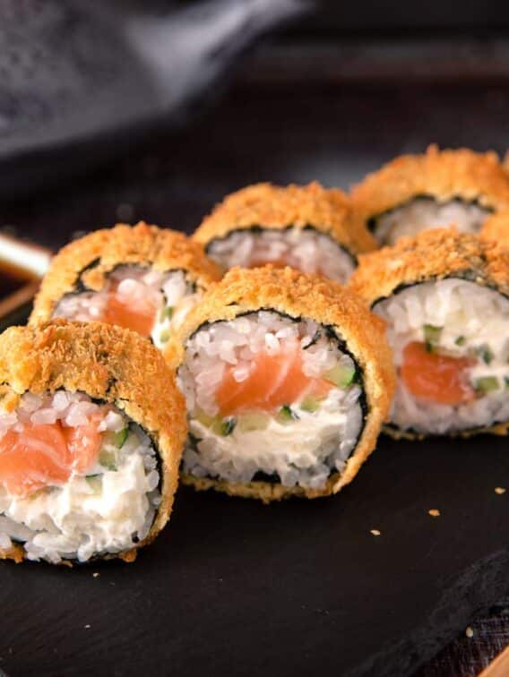 Bärlauch-Lachs-Sushi-Rollen mit Avocado und Gurke Bärlauch-Lachs-Sushi-Rollen mit Avocado und Gurke
