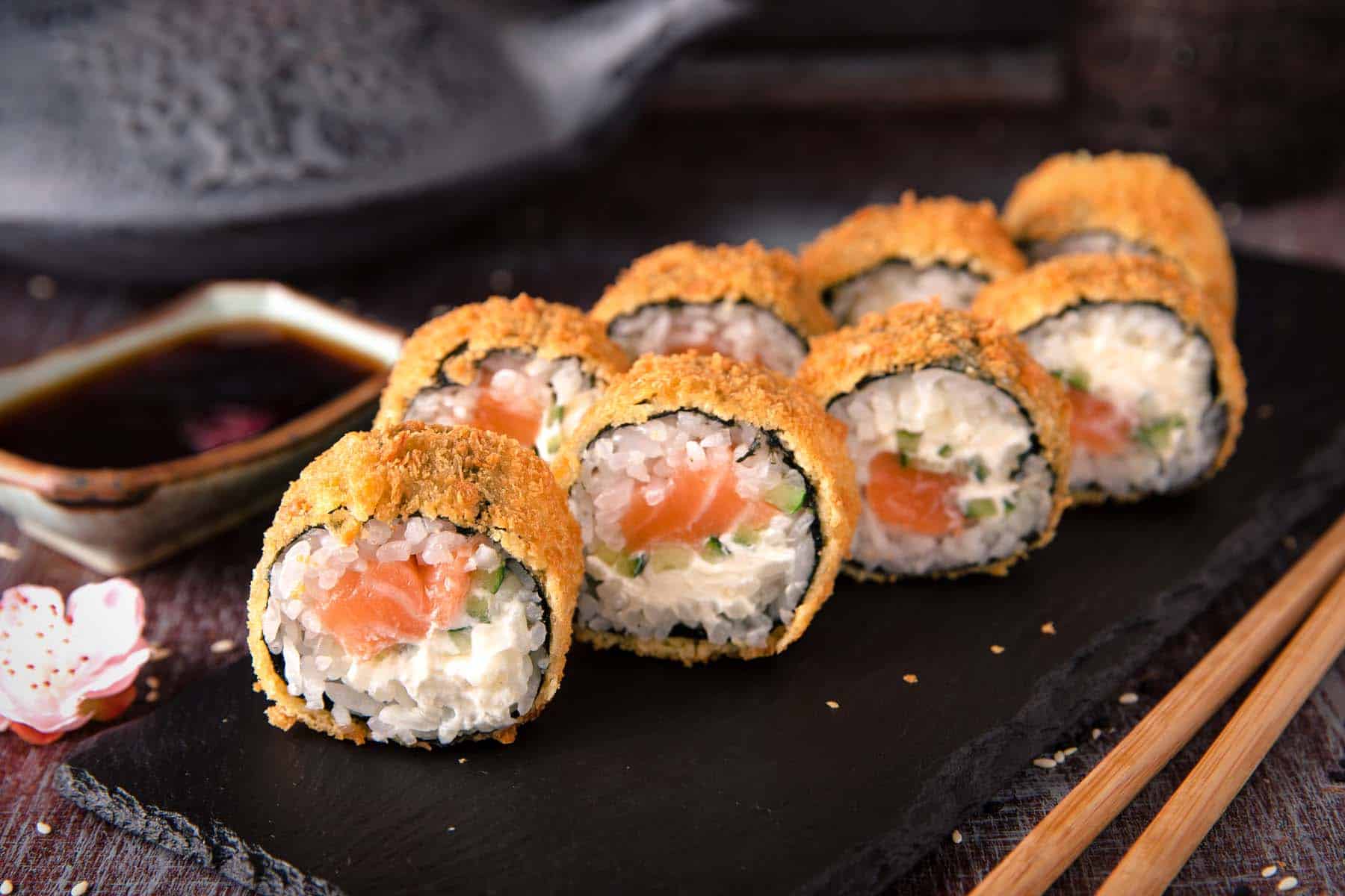 Bärlauch-Lachs-Sushi-Rollen mit Avocado und Gurke