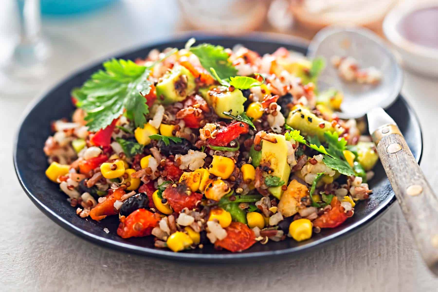 Bärlauch-Pesto-Buddha-Schale mit Quinoa, geröstetem Gemüse und Hühnchen