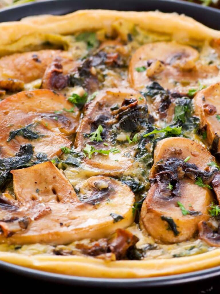 Bärlauch-Pilz-Quiche mit Gruyère-Käse und Zwiebeln