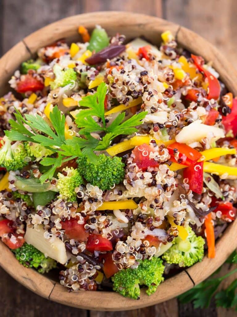 Bärlauch-Quinoa-Salat mit geröstetem Gemüse und Zitronen-Vinaigrette