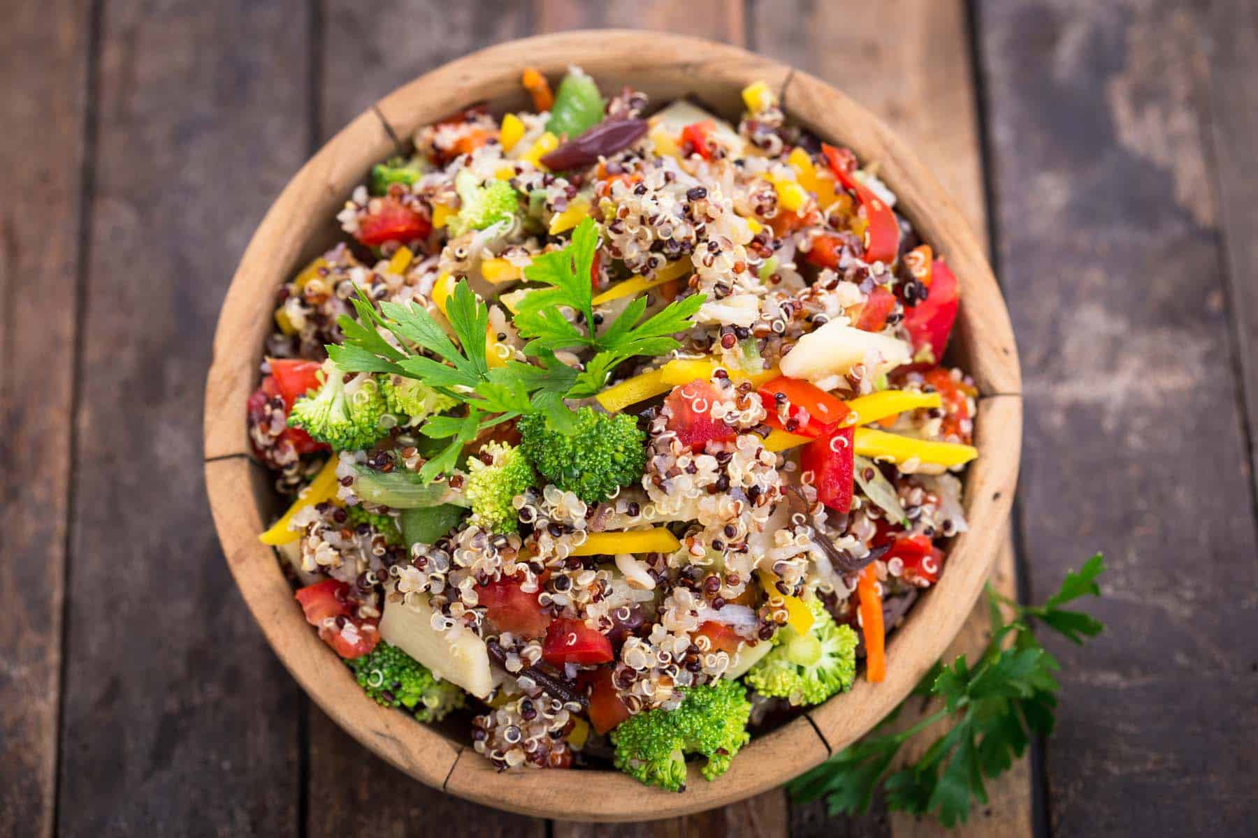 Bärlauch-Quinoa-Salat mit geröstetem Gemüse und Zitronen-Vinaigrette