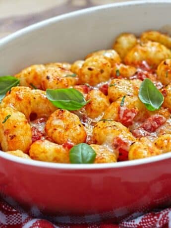 Bärlauch-Ricotta-Gnocchi mit Tomaten-Butter-Sauce und frischem Basilikum