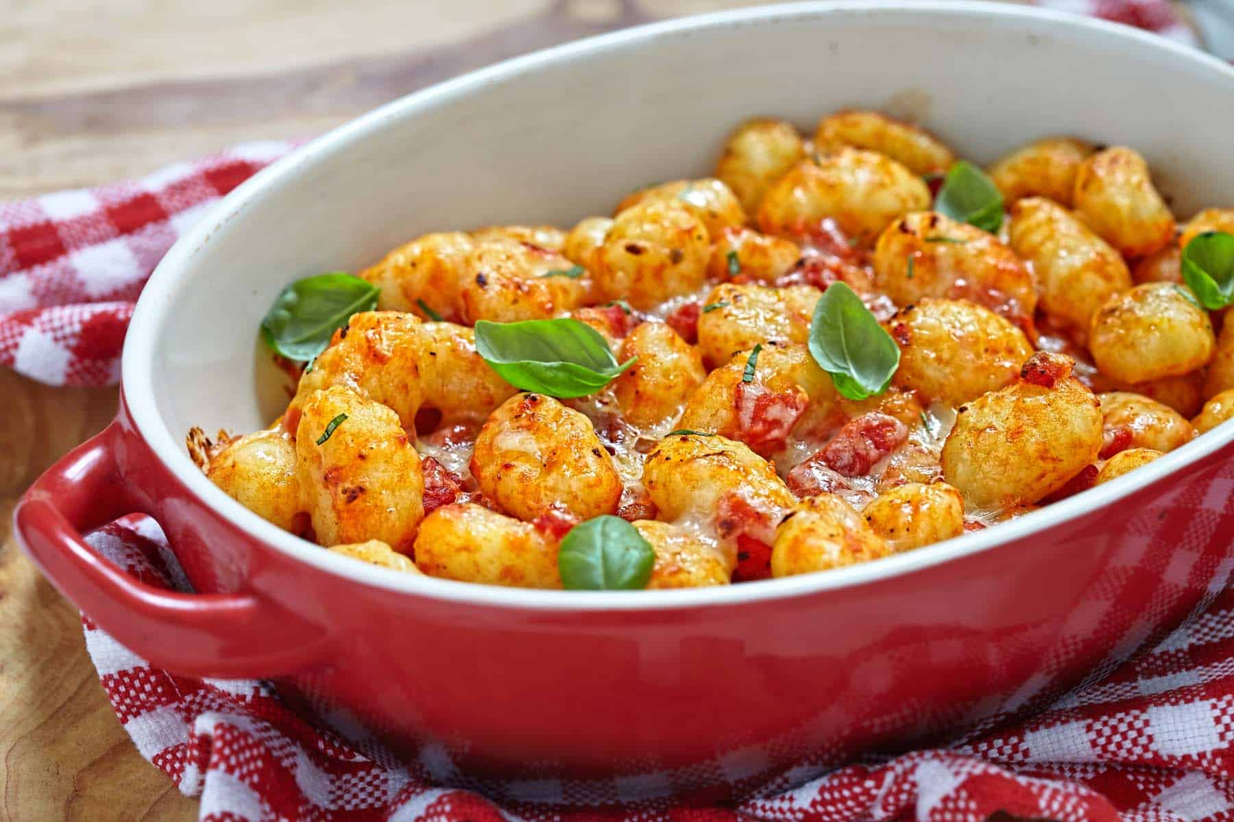 Bärlauch-Ricotta-Gnocchi mit Tomaten-Butter-Sauce und frischem Basilikum