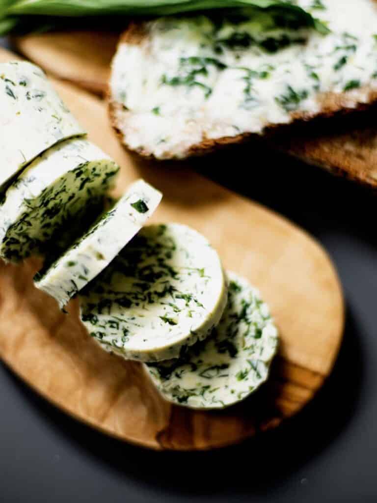 Bärlauch-Salbei-Butter mit geröstetem Brot