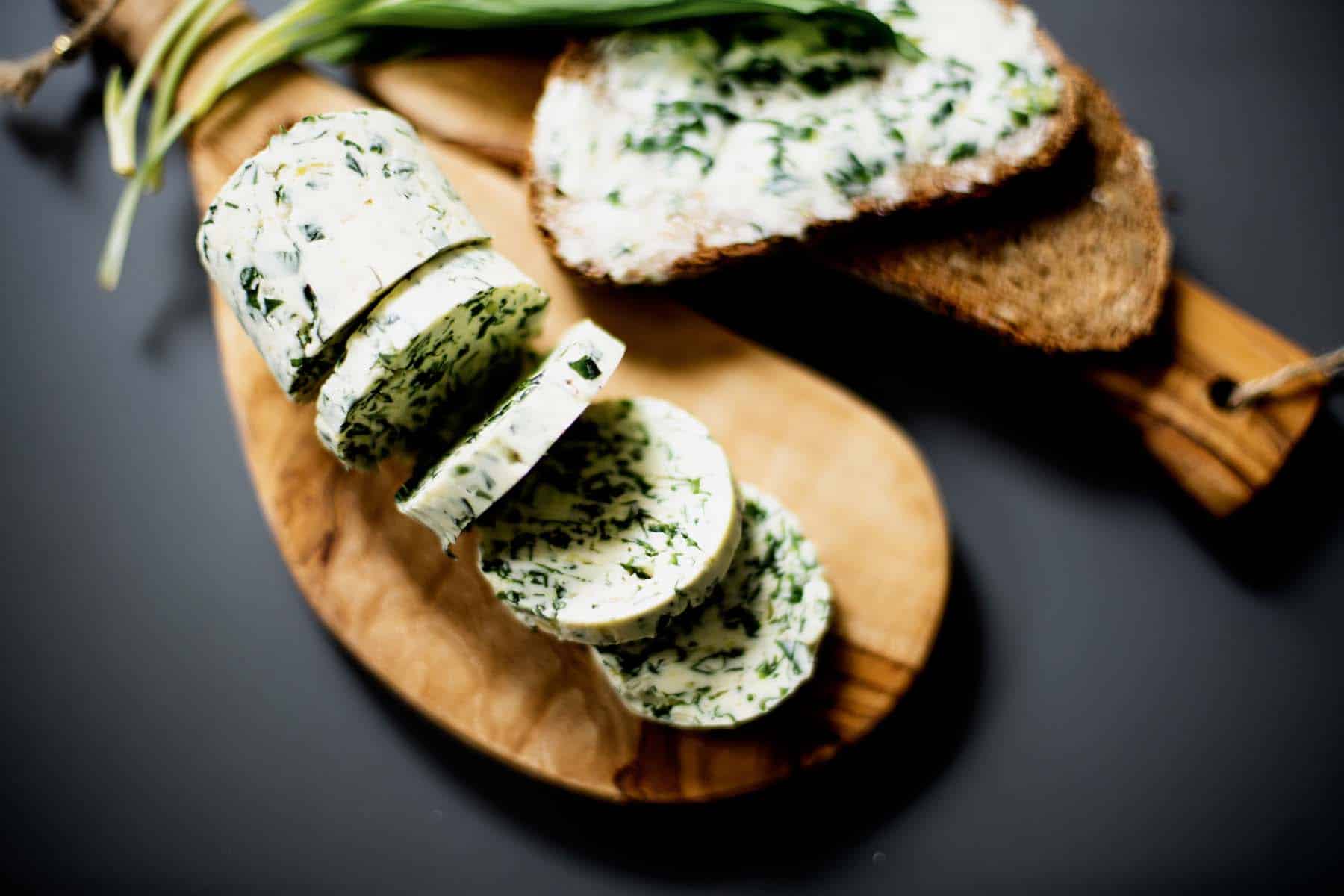 Bärlauch-Salbei-Butter mit geröstetem Brot