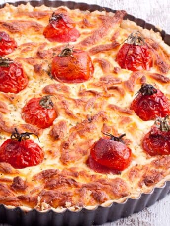 Bärlauch-Schafskäse-Tarte mit Kirschtomaten und Olivenöl