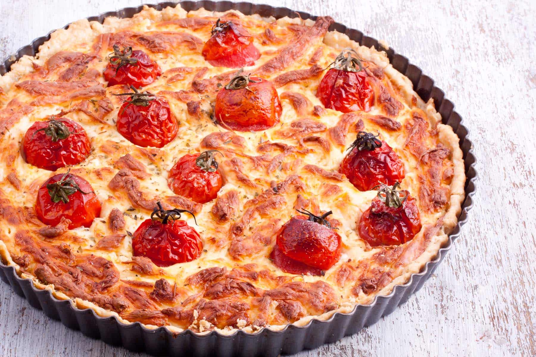 Bärlauch-Schafskäse-Tarte mit Kirschtomaten und Olivenöl