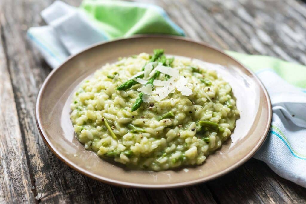 Bärlauch-Spargel-Risotto mit Parmesan und Zitronensaft