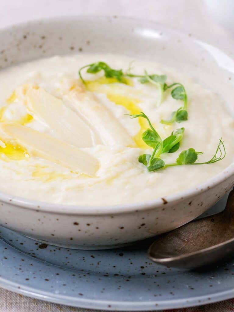 Bärlauch-Spargel-Suppe mit pochiertem Ei und Knoblauch-Croutons