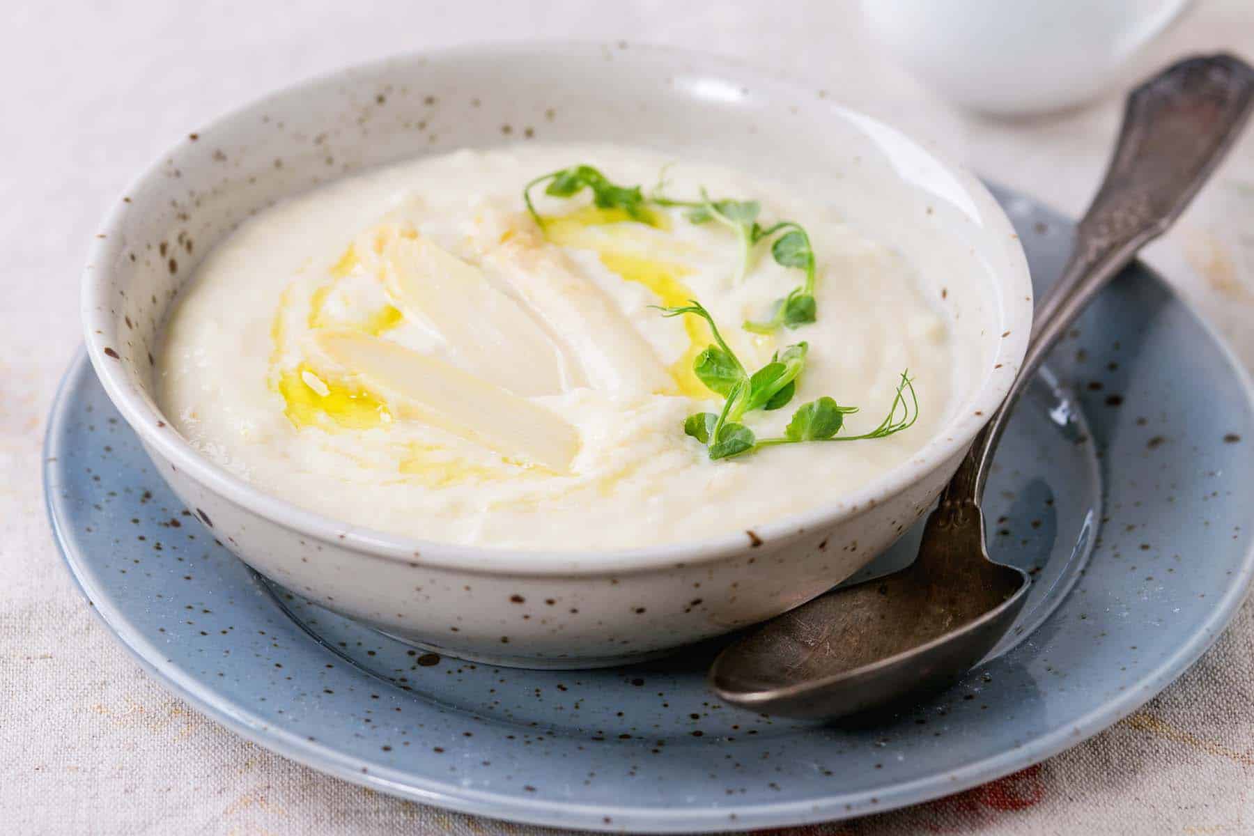 Bärlauch-Spargel-Suppe mit pochiertem Ei und Knoblauch-Croutons