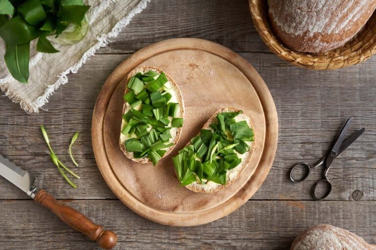 Bärlauch auf frischem Brot