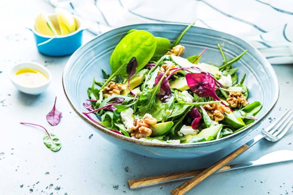 Bärlauch-Ziegenkäse-Salat mit Walnüssen, Honig und Senf-Dressing