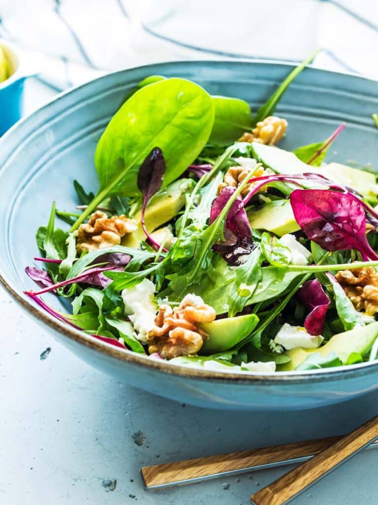 Bärlauch-Ziegenkäse-Salat mit Walnüssen, Honig und Senf-Dressing