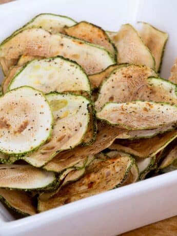 Bärlauch-Zucchini-Chips mit Parmesan-Kräuter-Dip