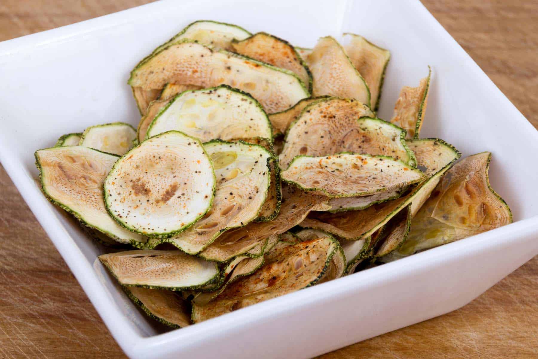 Bärlauch-Zucchini-Chips mit Parmesan-Kräuter-Dip