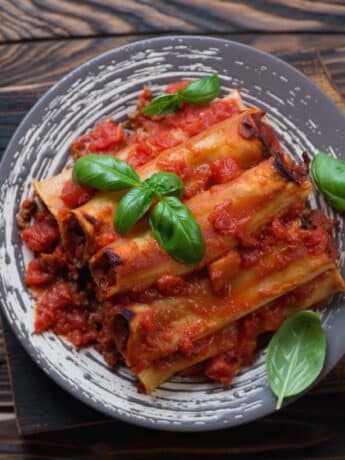 Bärlauch-gefüllte Cannelloni mit Ricotta und Tomatensauce