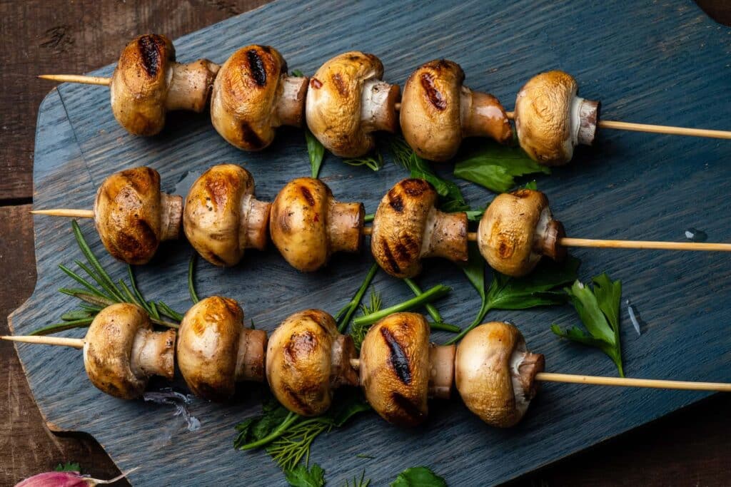 Bärlauch-gefüllte Pilz-Kebabs mit Zucchini und Paprika