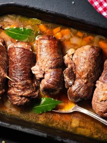 Bärlauch-gefüllte Rinderrouladen mit Karotten und Zwiebeln