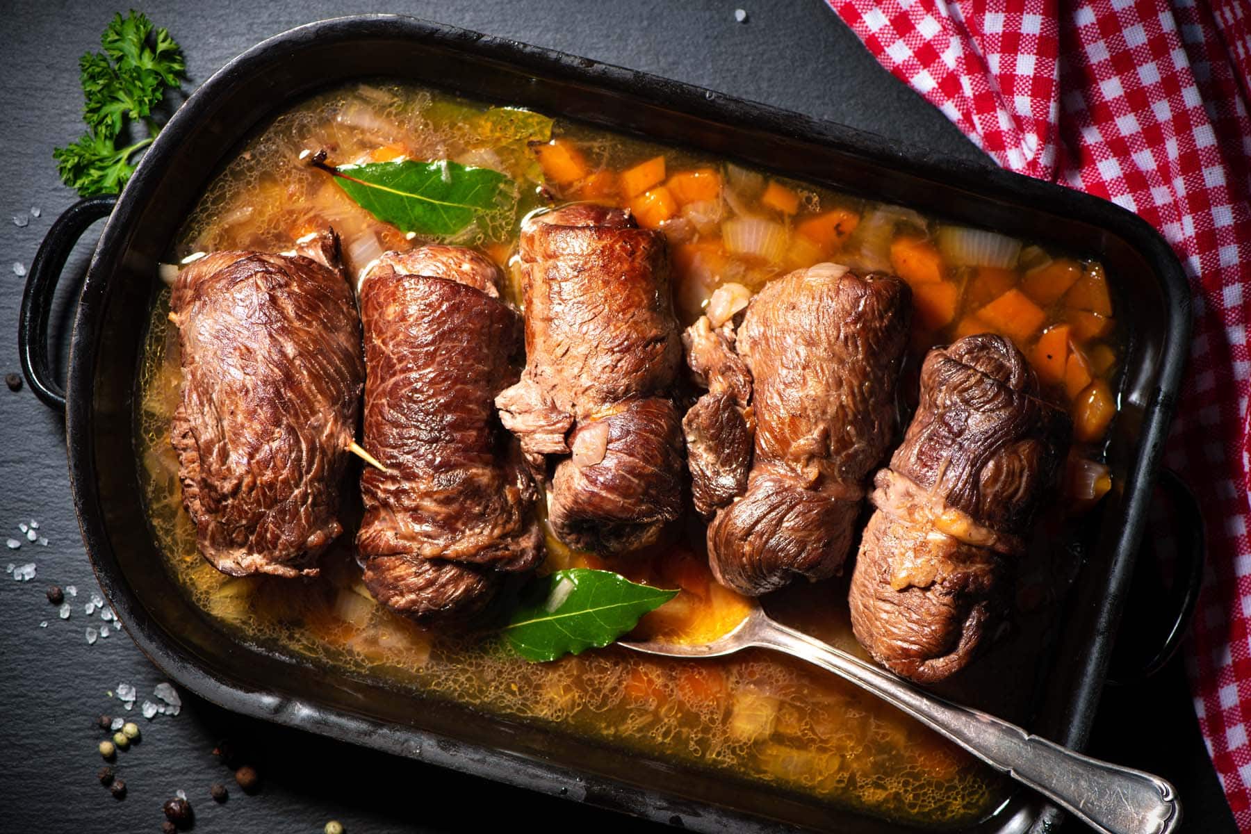 Bärlauch-gefüllte Rinderrouladen mit Karotten und Zwiebeln